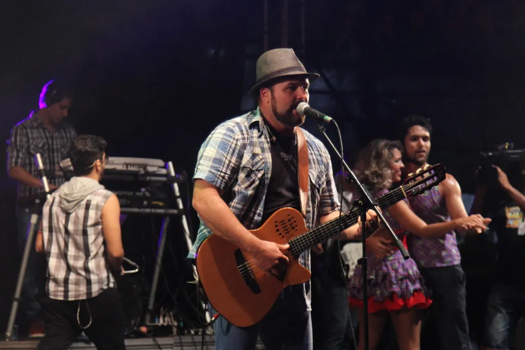 Estakazero faz dueto e mistura forró com reggae no Arraiá do Galinho 2015
