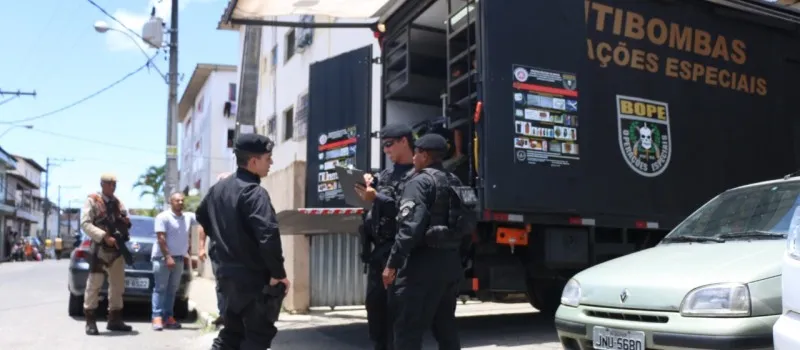 ALARME FALSO: ‘Bomba’ em frente à escola era bolsa; Mulher assume autoria do ato