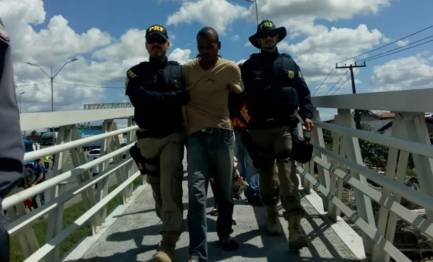 Homem tenta se jogar de passarela em Feira de Santana mas é impedido pela PRF