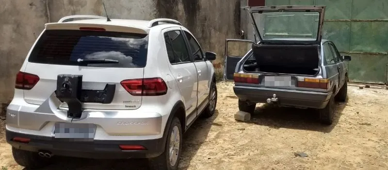 LAURO DE FREITAS: Mecânico é flagrado retirando peças de carro roubado