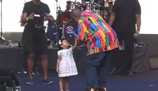 Filha de Péricles rouba a cena durante show do pai em Salvador: "desvendado quem filma os meus vídeos"; confira