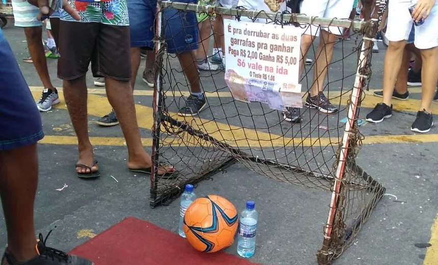 PASSATEMPO: Foliões jogam bola enquanto esperam trios; Veja vídeo