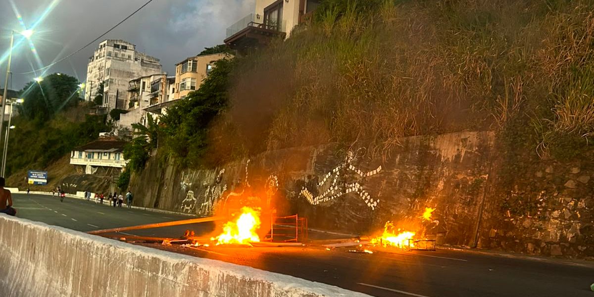 Protesto Bloqueou a Avenida Contorno Ap&oacute;s Adolescente Ser Baleado Durante Opera&ccedil;&atilde;o Policial Na Gamboa, Em Salvador