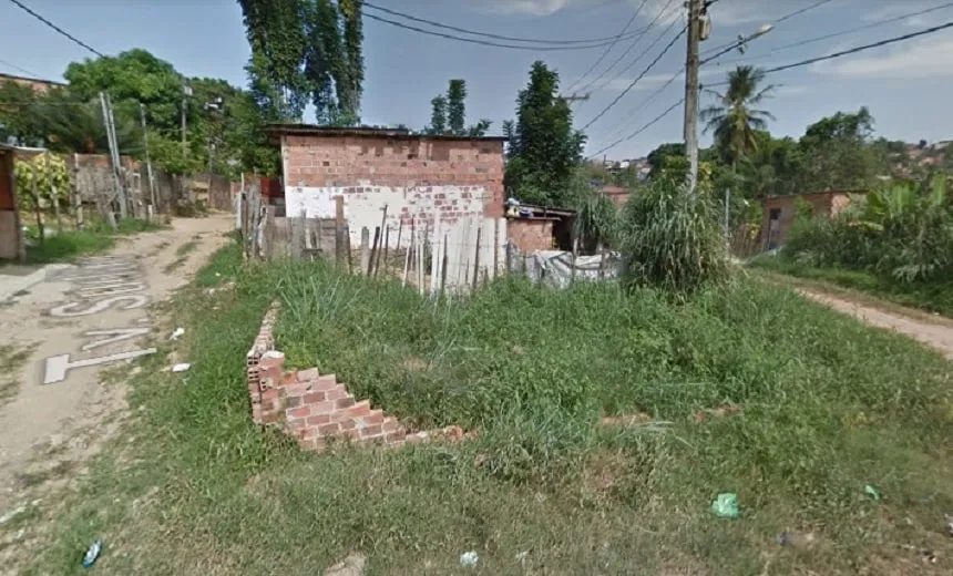 Mulher é morta a tiros e menino de 9 anos fica ferido dentro de casa em Alto de Coutos