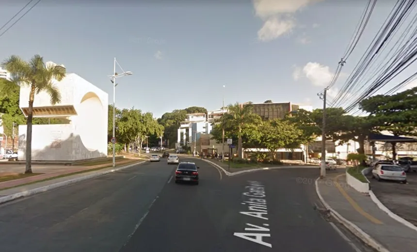 Após perseguição, veículo capota na Garibaldi; policiais encontraram drogas no carro