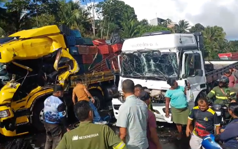 Engavetamento &eacute; um tipo de acidente que ocorre quando tr&ecirc;s ou mais ve&iacute;culos colidem em sequ&ecirc;ncia, geralmente ap&oacute;s uma batida traseira inicial/Foto: PRF