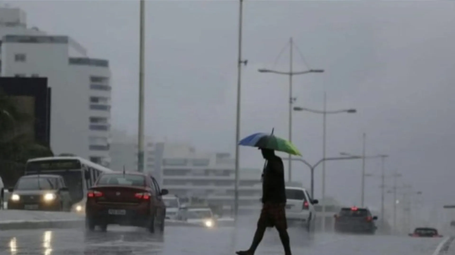 Chuva intensa com ventos de até 75,2 km/h deixa áreas em alerta em Salvador