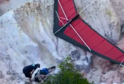 Turista fica ferido após acidente de asa delta em Porto Seguro, na Bahia