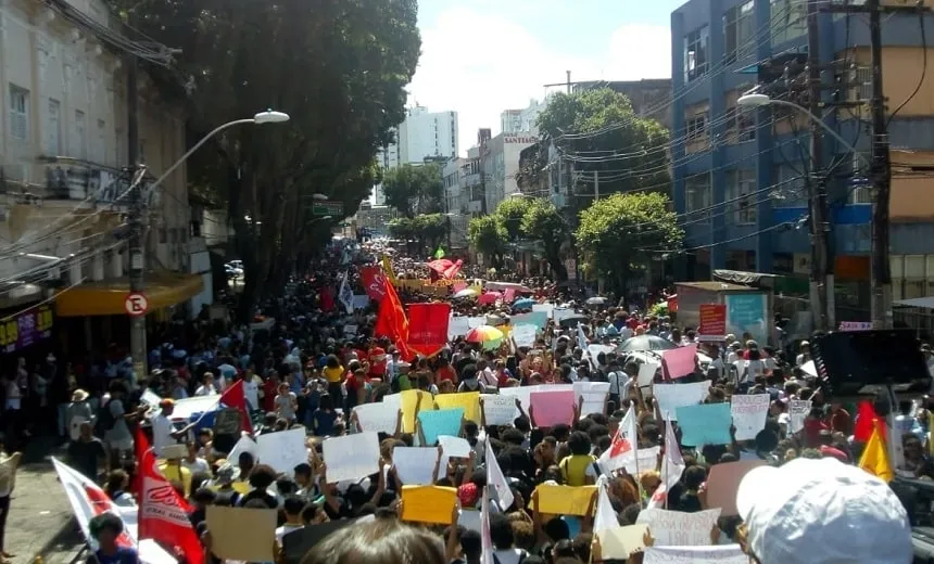 Manifestantes protestam contra cortes no orçamento da educação, em Salvador