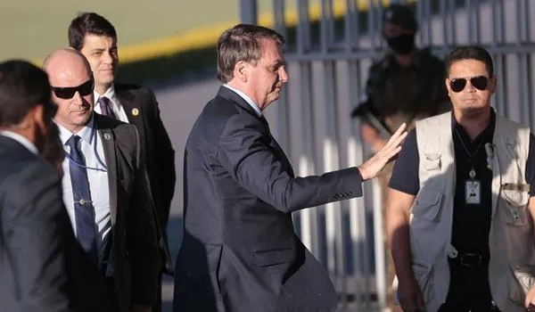 Bolsonaro deve nomear novo diretor da PF nesta segunda após polêmica; "vamos tocar o barco"