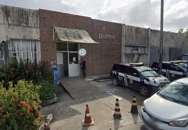 Grupo é detido com carro roubado em estacionamento de shopping em Salvador