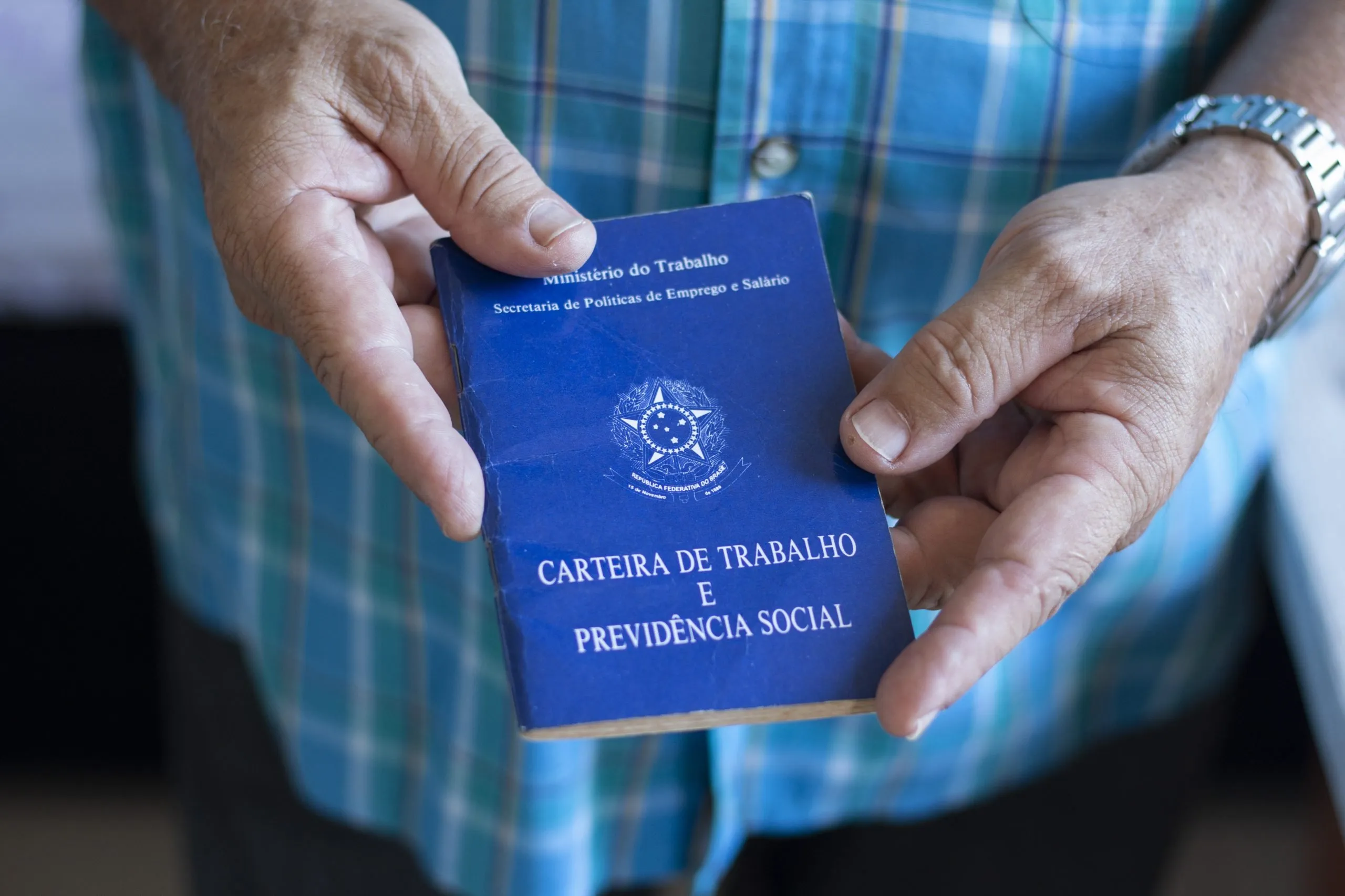 Taxa de desemprego no trimestre encerrado em novembro cai para 7,5%