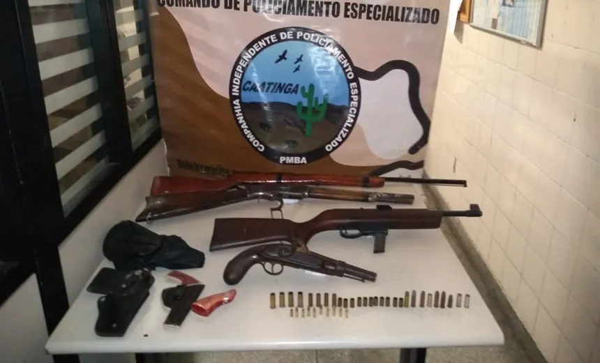 Homem é preso com quatro armas dentro de residência, no interior da Bahia