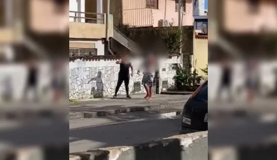 Bafafá em Paripe: mulher flagra companheiro com outra e briga vai parar na rua com gritos e pedradas; assista 