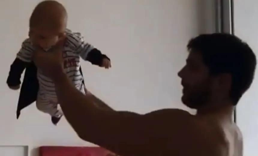 Durante brincadeira, Duda Nagle coloca a filha pra “voar”: “Super Zoe”; assista