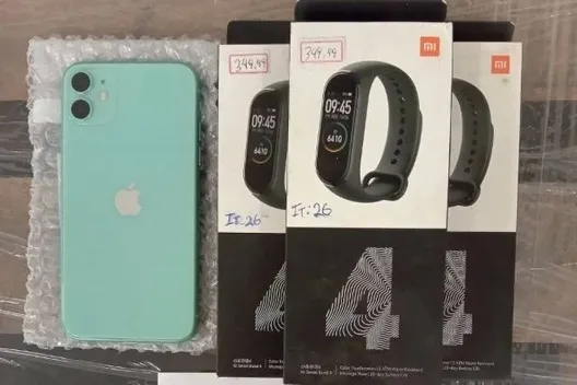 Receita Federal faz leilão com smartphones por R$ 150 e carro por R$ 2.500
