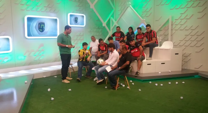 PONTAPÉ INICIAL: Novo No Campo do 4 estreia com irreverência e transforma estúdio em estádio de futebol; Veja bastidores