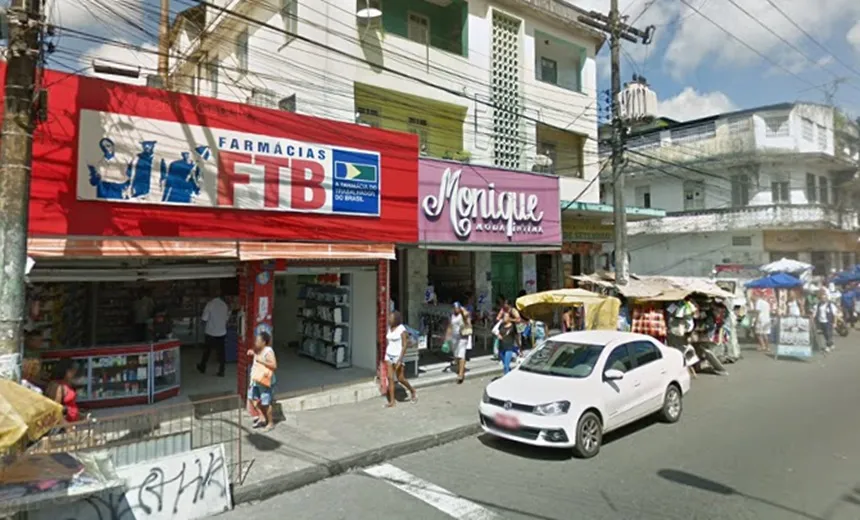 CALÇADA: Farmácia sofre tentativa de arrombamento na madrugada desta segunda-feira (30)
