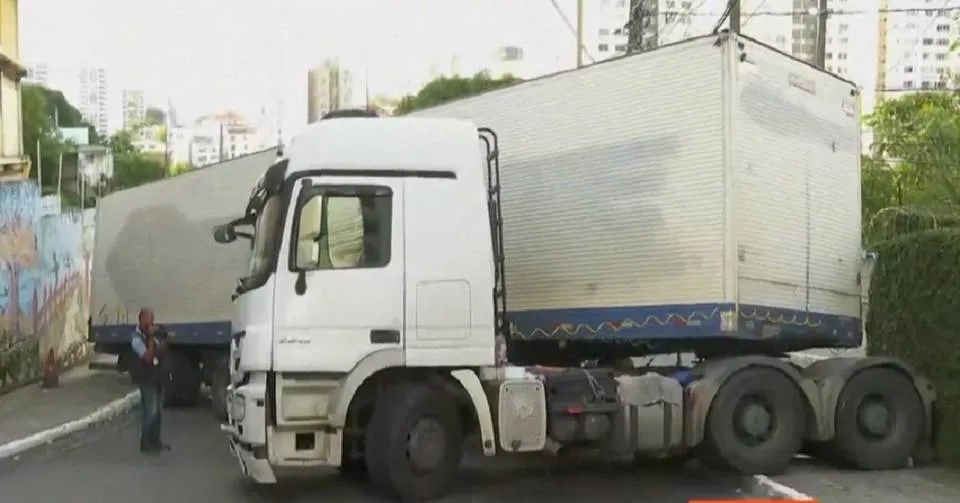 Trânsito fica interditado após incidente com carreta na Rua do Salete, em Salvador