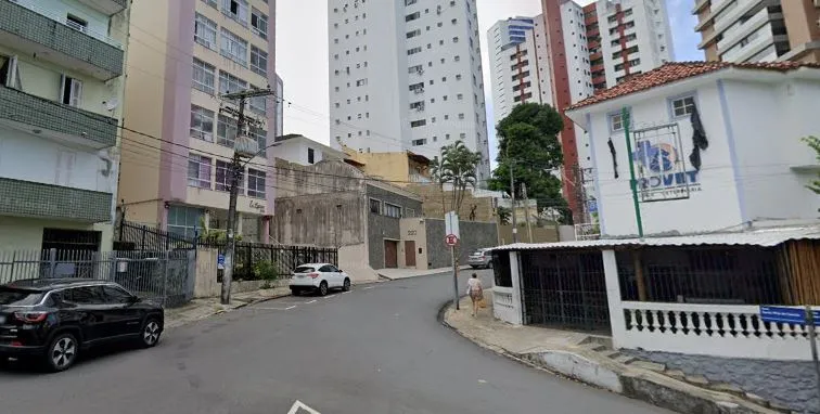 Suspeito é agredido por moradores após assalto a restaurante na Graça