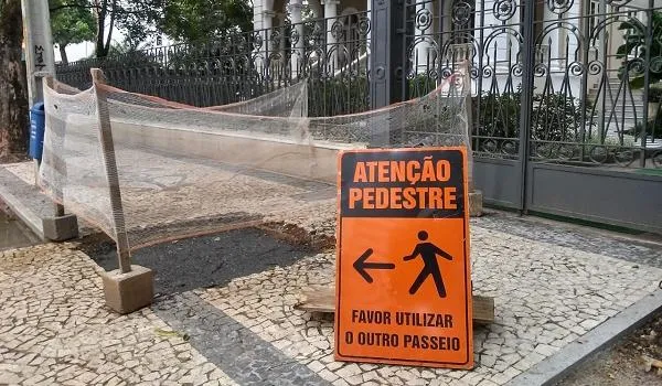 Barulho, tráfego de pessoas e buracos: moradores do Corredor da Vitória reclamam de transtornos causados por obra 