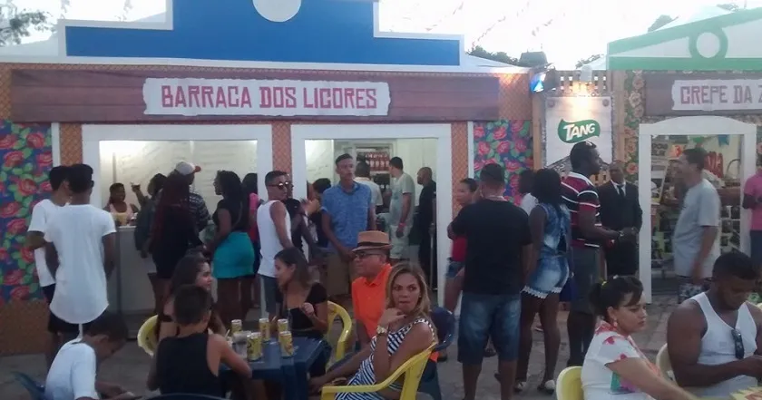 ‘COMENDO ÁGUA’: Em meio à diversão, cerveja e licor são as bebidas mais apreciadas no Arraiá do Galinho