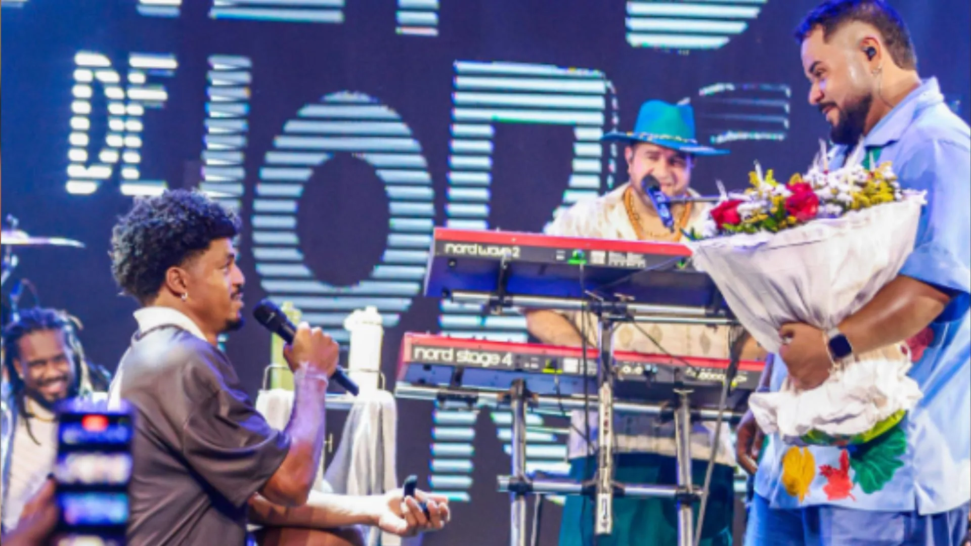 Dan Vasco foi pedido em casamento durante show da banda Filhos de Jorge