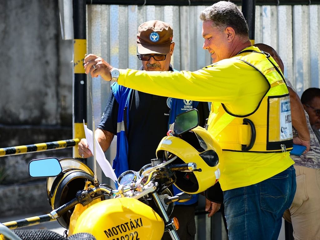 A vistoria dos mototáxis é indispensável para os professionais. Foto: Jefferson Peixoto/Secom/PMS