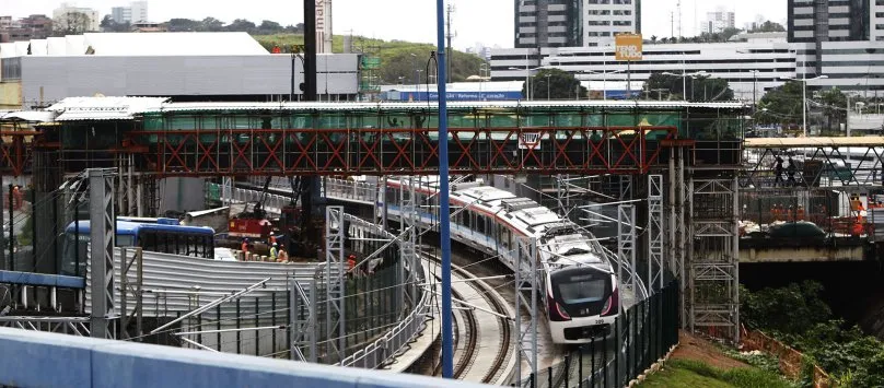 ESQUENTOU: Manifestantes brigam com a PM e ateiam fogo em passarela que liga shopping a metrô