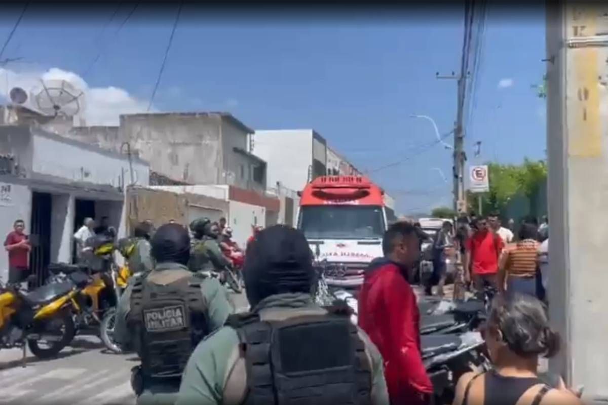 Equipes da Polícia Militar foram enviadas ao local, que também recebeu a presença de familiares e amigos das vítimas. | Foto: TV Verdes Mares