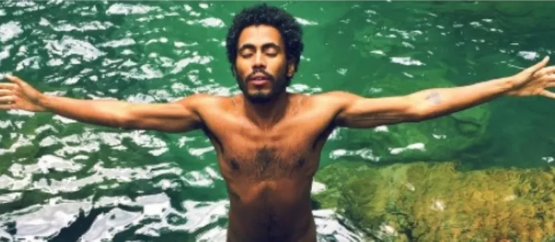 TIMIDEZ DE LADO: Ator causa ‘alvoroço’ ao postar foto de corpo nu em rede social