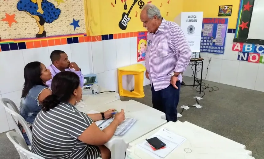 “Teremos um segundo turno”, avalia João Santana durante o voto
