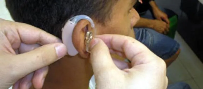 Jovens estão perdendo audição por causa de fones de ouvido, alerta conselho