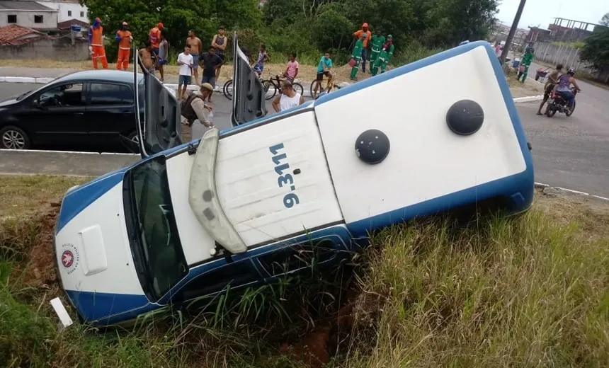Viatura da PM vira após ser atacada por criminosos entre a BA-528 e Estrada do CIA
