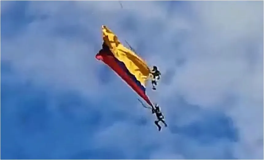 Vídeo flagra momento que militares morrem ao cair de helicóptero durante desfile