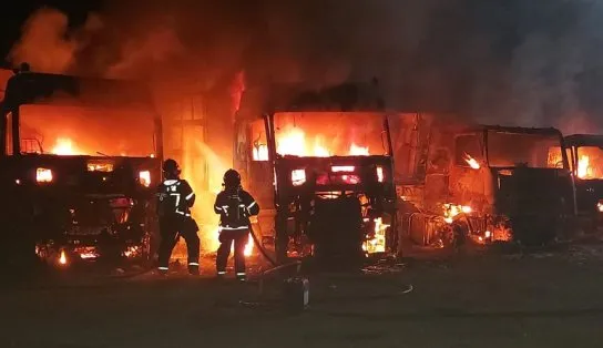 Quatro carretas ficam destruídas após incêndio na Bahia; Bombeiros trabalharam por quase sete horas