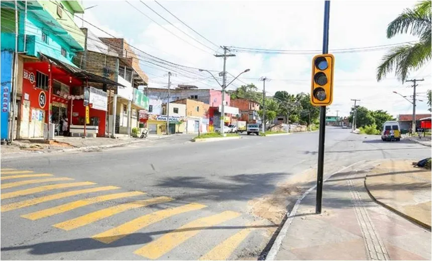 Motoqueiro avança sinal vermelho e mata trabalhador em Simões Filho
