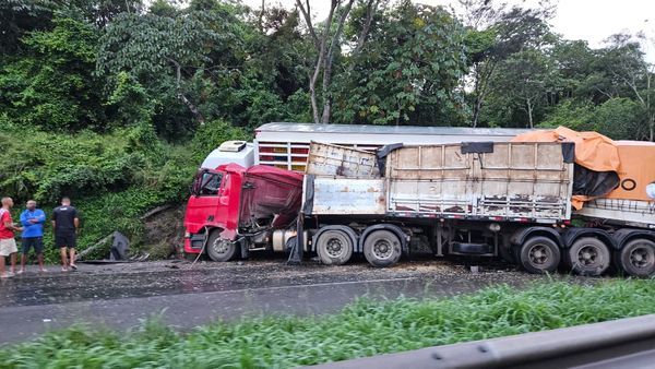 Acidente com carretas deixa trecho da BR-324 interditado. Foto: Leitor | Aratu On