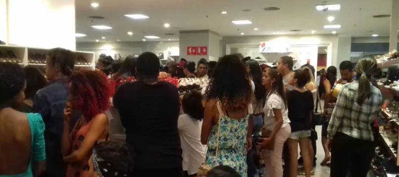 ‘DEU ZIG’: Fãs de Anitta ‘invadem’ loja de departamento de shopping mas cantora não comparece