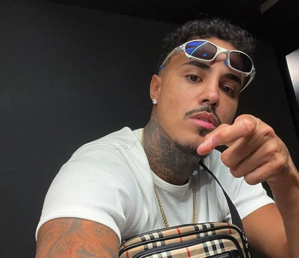 Cantor é impedido de entrar em cruzeiro e denuncia racismo: "Forjaram"