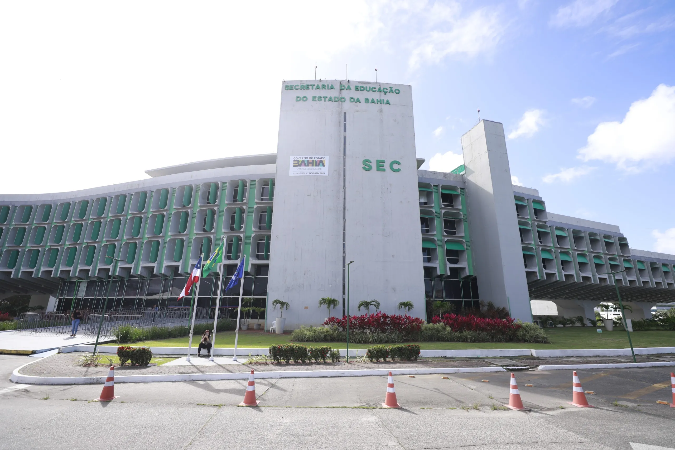 Processo seletivo na Bahia oferta quase 3 mil vagas com salários até R$ 7,5mil