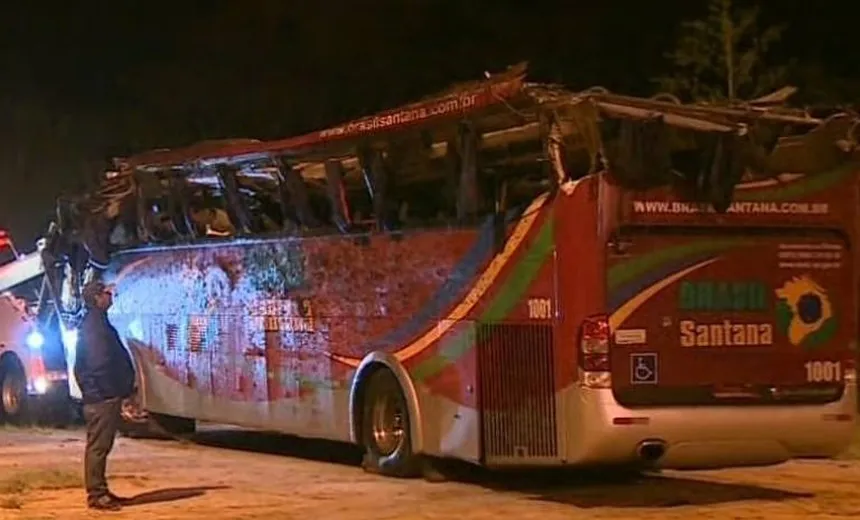 Ônibus com turistas perde freio e causa acidente grave; 10 pessoas morreram