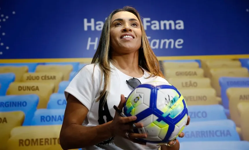 Marta é a primeira jogadora homenageada na Calçada da Fama do Maracanã