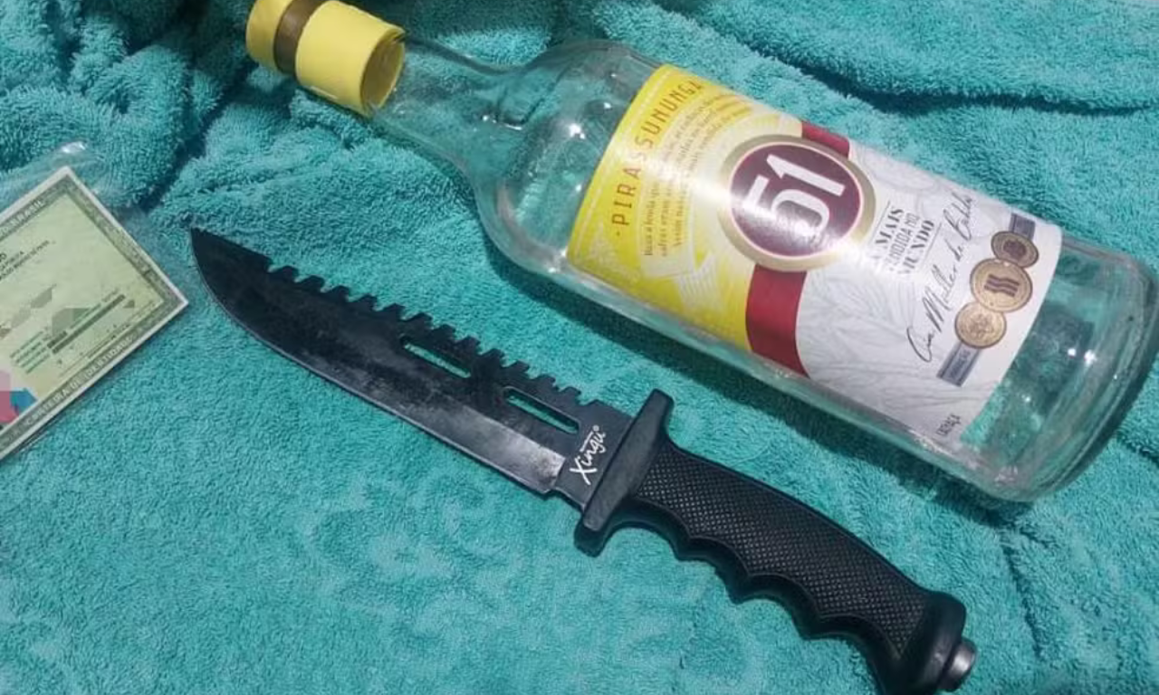 Foram apreendidos o documento de Rodrigo, uma faca e uma garrafa de bebida alcoólica. Foto: Reprodução
