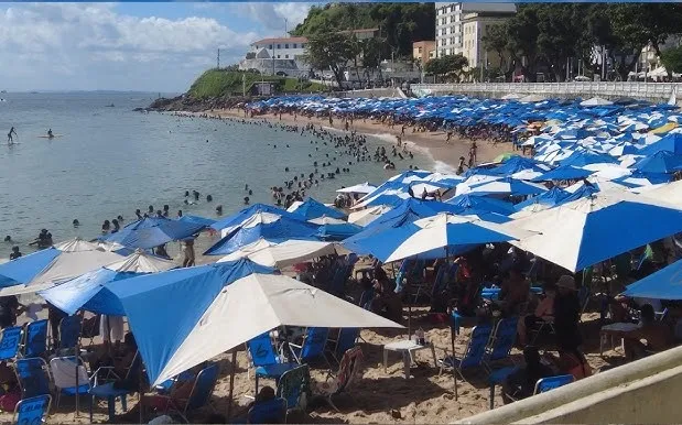 Praias de Salvador viram palco de polêmica sobre atuação de barraqueiros