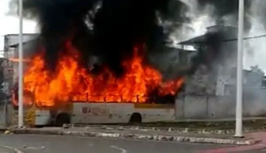 Após um homem ser baleado na região de Periperi, protestantes ateiam fogo em um ônibus; Confira os vídeos 