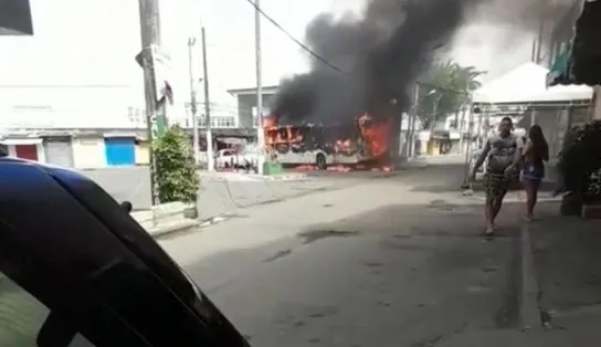 Dois ônibus são incendiados após morte de criminoso no Subúrbio de Salvador; família retrucou versão da PM