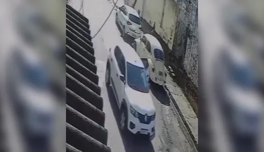 Com arma de guerra, "quadrilha do Kwid" aterroriza bairros de Salvador com assaltos; assista 