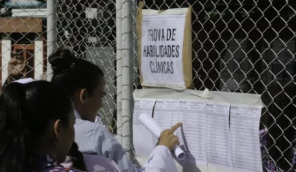 Mais de 15 mil médicos formados fora do Brasil participam do Revalida neste domingo 