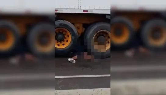 Motociclista morre ao perder controle de veículo e se chocar contra carreta na BR 324; assista 